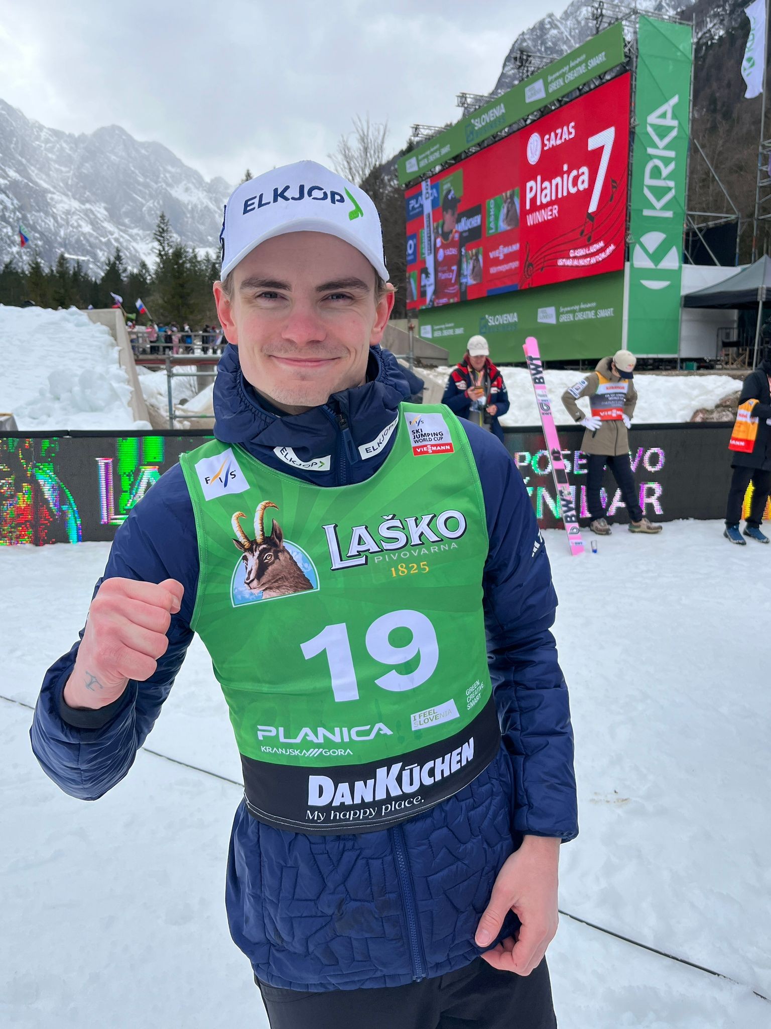Marius Lindvik kann auch fair gewinnen