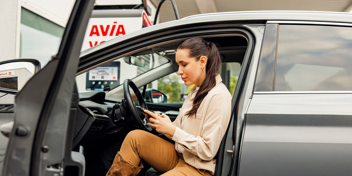 Frau steigt aus Auto