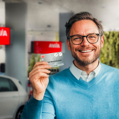 Freundlicher Mann zeigt seine AVIACARD