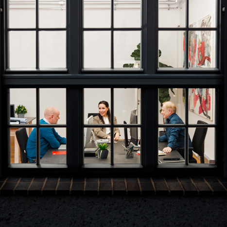 Konferenz durchs Fenster fotografiert
